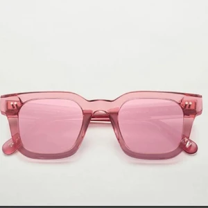 Chimi 004 Guava - Säljer mina chimi 004 i färgen guava. Köpta på plick, säljer då jag inte tycker att det passar på mig! Dom är i fint skick och har inga skador. Efterfrågade då de inte säljes längre. Andra bilden är min, skriv privat för fler! KÖPT DIREKT 650