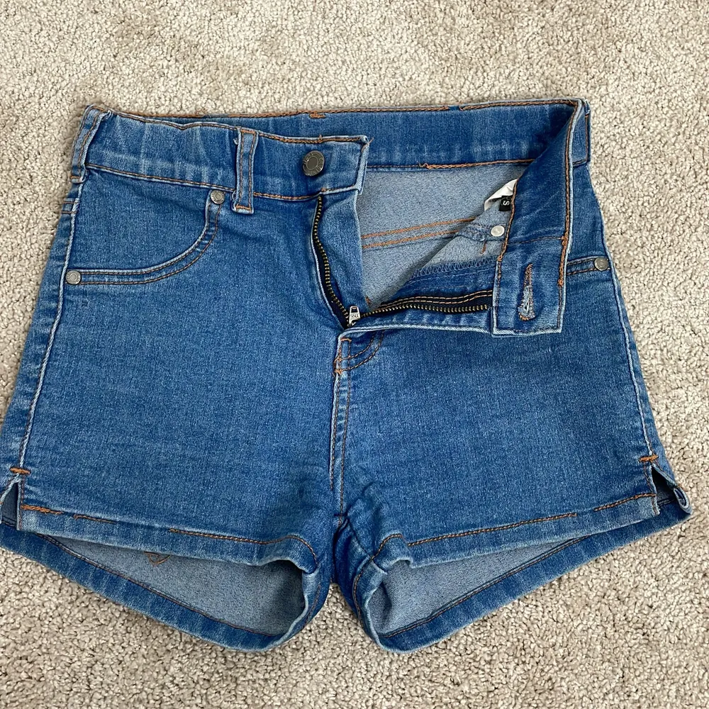 Jeans shorts i bra skick med hög midjade och korta ner till. Shorts.