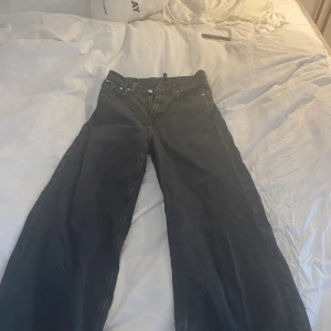 Weekday jeans - Högmidjade, svarta jeans från Weekday i god kvalitet!❤️