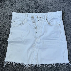 Jeanskjol HM - En jättefin vit somrig jeanskjol från HM.🥰🌼 Finns inte att köpa längre tyvärr, säljer pga att den är för liten. Köparen står för frakten! Det är strl 36 men skulle nog säga att den passar XS/S. 💖🫶🏼 Kan skicka utan spårbart packet för billigare frakt.