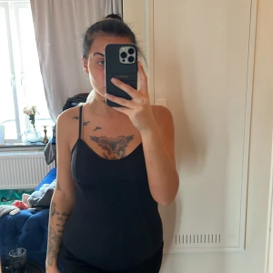 Body med tydliga sömmar  - Köpt på HM, knappt använd. Har ett lite tjockare baddräkts liknande typ. 