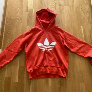 Vintage adidas hoodie i bra skick!