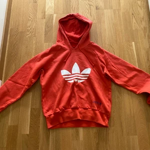 Vintage Adidas Hoodie Röd (38) - Vintage adidas hoodie i bra skick!