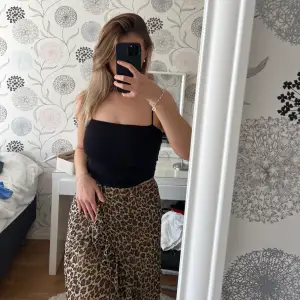 Säljer denna kjolen från vero moda. Superfin nu till sommaren!🐆