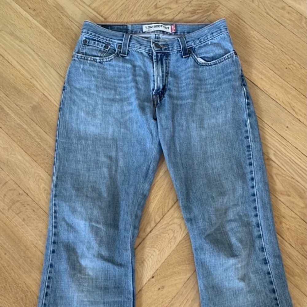 Snygga Levi’s jeans som är bootcut och low waist i bra skick, i storklek w30 L34, går bra att buda💕. Jeans & Byxor.