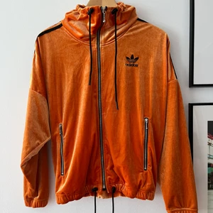 Adidas originals velvet jacket - Adidas Originals velvet high neck three stripe Tracksuit Jacket! Storlek 34, Dm för fler bilder!