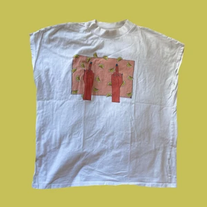 Oversized t-shirt  - En oversized t-shirt med korta ärmar och liten krage och motiv på den. Den är från Weekday.  