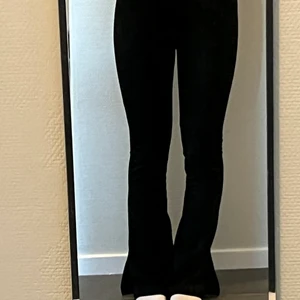 Svarta byxor - Säljer dessa då det inte passar lika bra längre.  OBS, står inte för frakten. 