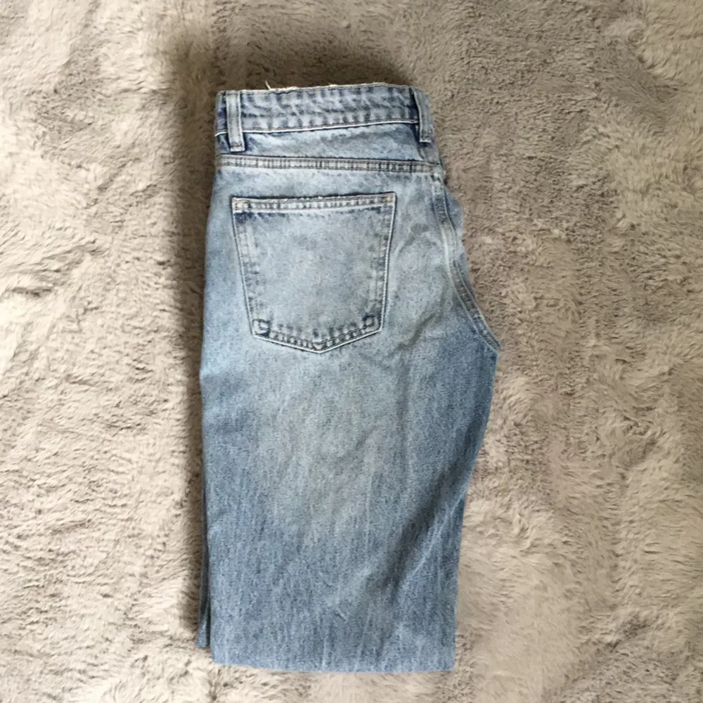 Jättefina jeans från zara med slitningar👖Varit helt slutsålda ett tag och vet inte längre om de säljer dem. Använda cirka en gång men satt lite för tajt vid låren vilket är anledningen till att jag säljer dem tyvär💞 Köpte för 399kr. Jeans & Byxor.