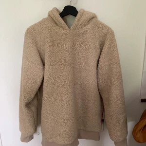 Teddy hoodie - Teddy hoodie från Urban outfitters. Aldrig använd varm och skön. 
