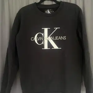 Säljer min Calvin Klein tröja då den blivit för liten! Använd få gånger, bra skick!💖