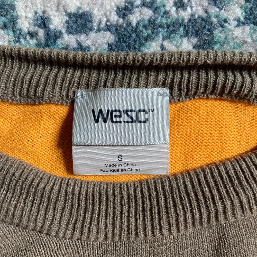 Orange/Brun finstickad tröja från WESC. Storlek S. Tröjor & Koftor.