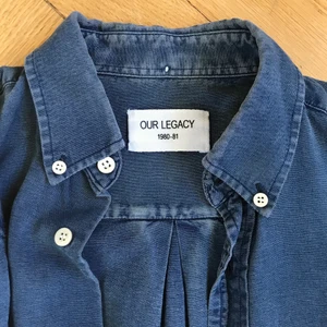 Our legacy skjorta - Blå our legacy skjorta i storlek 46 (small) snygg med insnitt och hälla på ryggen. Superbra skick nästan som ny