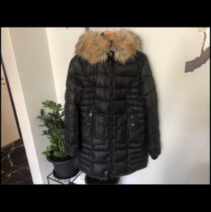 En Vinterjacka - Köpte för 1200 kr och har inte använt den mycket. Storleken är 38  Finns att hämta i Växjö