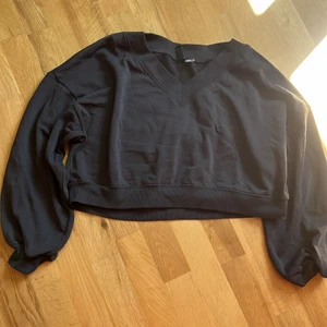 Tröja - Hej! Nu säljer jag denna crop tröjan. Jag säljer den för jag gillar inte korta tröjor. Aldrig använd !🫶🏻