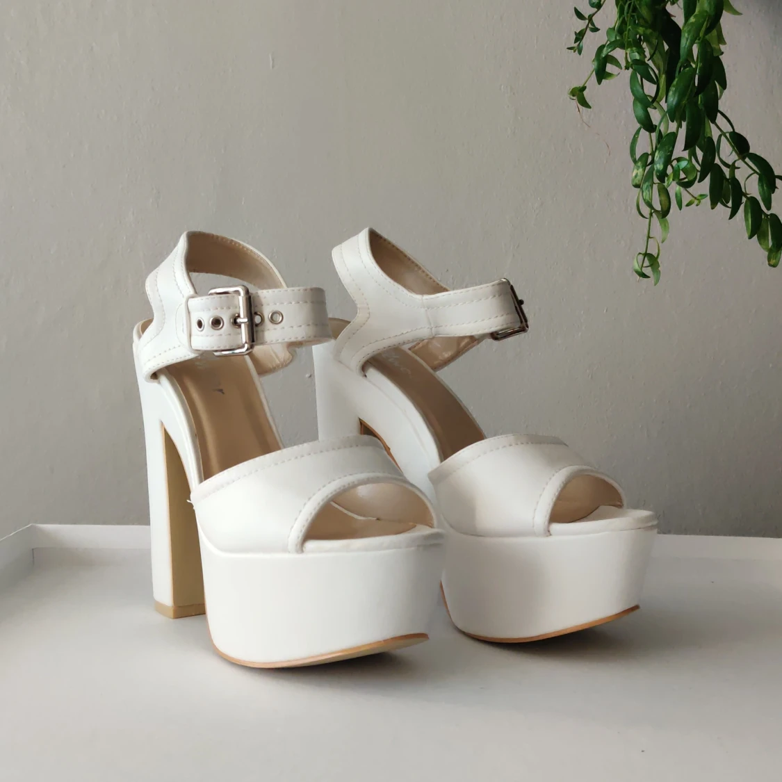 Vita platform sandaler