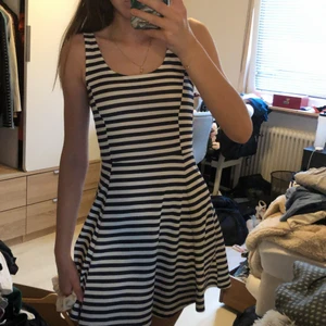 Randig klänning - Randig klänning, nästan aldrig använd 