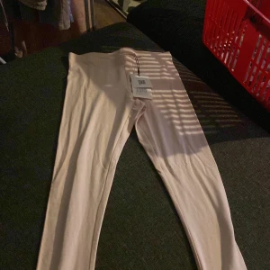 Rosa byxor - Dessa byxor är aldrig använda dem är i storlek xs/152