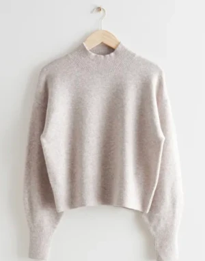 & other stories stickad tröja - En stickad tröja från & other stories med halv polo. Tröjan är i färgen som är bild nr 1, grå melange. Bara att fråga om egna bilder!💓