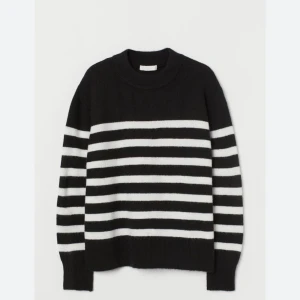 Stickad tröja - Så bekväm och fin stickad tröja från Hm. Säljer pågrund av att jag har så många stickade tröjor💕99kr+frakt