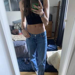 Säljer trendiga lowwaist jeans från weekday i modellen Arrow. Säljer för att de är för stora i midjan på mig tyvärr. Annars är de i jättefint skick och använda mindre än 5 gånger. De är i storlek 24/30. Nypris 590kr