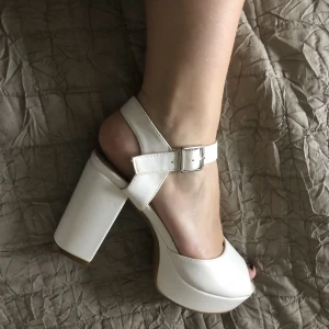 Klackskor  - Vita klackskor med platå från DinSko. Aldrig använda Storlek 40  Nypris 399:-