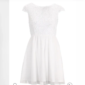 Klänning från Bubbleroom - Fin klänning från Bubbleroom i storlek 38. Använd en gång på studentdagen. Den är i bra skick förutom en liten reva som syns på en av bilderna men detta är inget som syns när man bär den. Nypris 699kr.