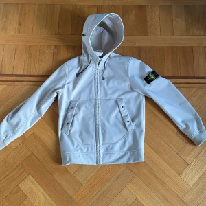 Stone Island jacka - Asfet äkta stone island jacka som tyvärr blivit för liten Köpt 2020 på stone islands hemsida för ca 5000 Perfekt för våren  8,5/10