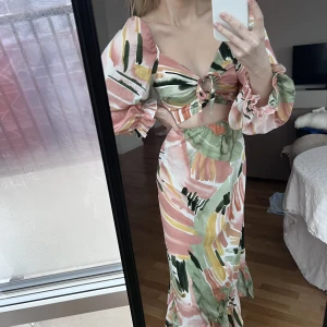 SHEIN klänning  - Klänning som knyts i bysten. Passar de med mindre byst. Dragkedja i ryggen. Sann i storlek. Går till smalbenen. (Obs färgerna är lite starkare i verkligheten) 