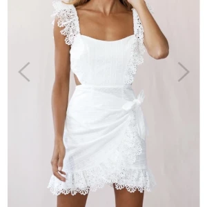 studentklänning - INTRESSEKOLL på min fina studentklänning från 2021, använd en dag🫶🏼 Älskar modellen på denna, så söt!!! (Jag är 174cm) Nypris ca 1000kr! 