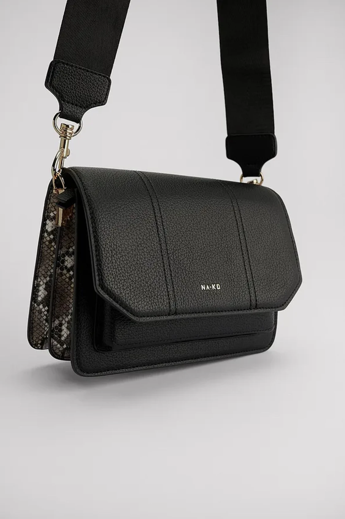 NA-KD crossoverväska