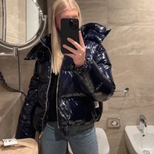 Tommy hillfiger jacka  - (Lägger upp igen pgr av oseriösa köpare! Säljer denna mörkblå Tommy hillfiger jackan. Jackan är köpt för ca 4000kr. Storlek M men skulle säga att den passar S-M är själv en XS-S och den passar perfekt. Även avtagbar luva. Ny skick!💙