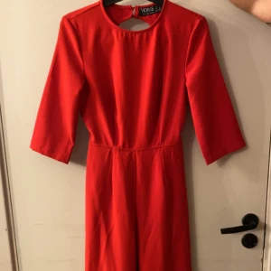 Byxdress med djup rygg - Byxdress i storlek 36 formar sig jätte fint! Storlek 36 passar xs - liten m! Djup öppning i ryggen.