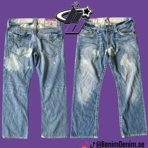true religion jeans - snygga true religion jeans i modellen ricky super T. dem är blekta.  modellen är 180cm🖤 midja rakt över, 46cm🖤 innerben, 75cm🖤 ytterben, 100cm🖤 PRISET ÄR INTE FAST‼️ 