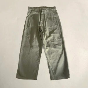 Dase denim chinos i grön - Baggy chinos i pistage grön. De har dunder baggy fit o färg.