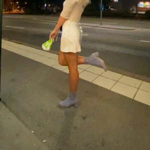 Klackar  - Köpte dem i somras, men använder de inte lika mycket längre. Super sköna och skit cool färg. Strl 42