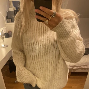 Vit stickad tröja - Fin vit stickad tröja i bra skick ishotellet S men passar även M/L. Hör av er vid fler frågor!