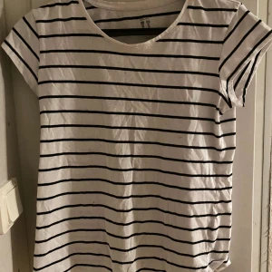 Randig t-shirt - En randig t-shirt i helt okej skick, den är lite nopprig men inget som syns på långt håll Säljer pga använder inte längre 