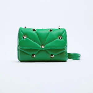 Zara väska nitar - Trendig zara väska köpt på Plick! Bilderna är lånade så hör av er om ni vill ha flera bilder! (En nit är av i bak men inget som syns) Köpt för 250kr har inte satt något pris så ge föslag!