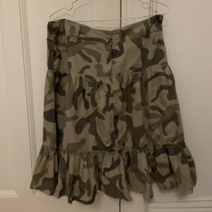 Cammo- kjol - cammo- kjol i storlek M/L, går att ha lågmidjad/ högmidjad💋