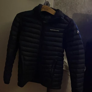 Peak performance jacka - Fräsh peak jacka, inga skador. Säljs för 600kr