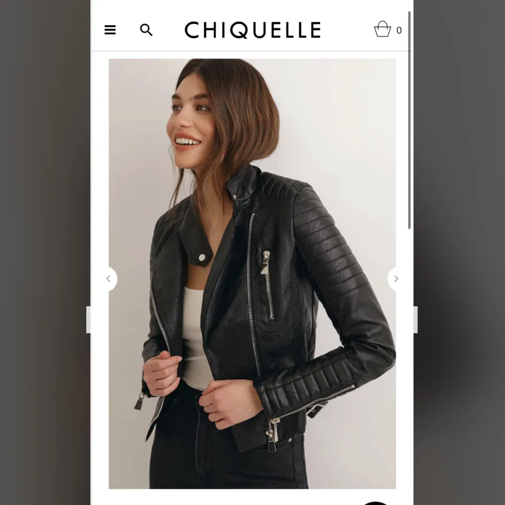 Den populära skinnjackan ”moto jacket” från chiquelle. Som ny. Knappt använd. Storlek 38 men passar även 36. Jackor.