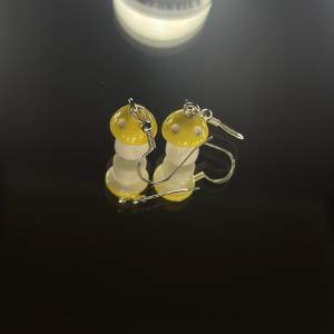 Hemmagjorda gula svamp örhängen. 🦋Material: rostfritt stål🦋  💖vad du får med: örhängen, plupp, transparent smyckes burk💖 intresserad? Tryck köp nu!