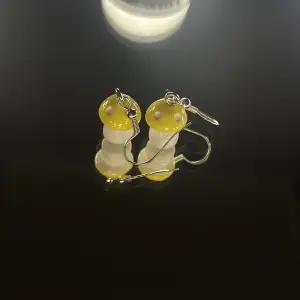 Hemmagjorda gula svamp örhängen. 🦋Material: rostfritt stål🦋  💖vad du får med: örhängen, plupp, transparent smyckes burk💖 intresserad? Tryck köp nu!
