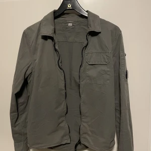 Cp company jacka - Jacka från cp company. Jackan är i bra skick och har inga skador eller liknande. Har inget kvitto tyvärr men Scan kod och serie nummer sitter i jackan. Priset kan diskuteras.