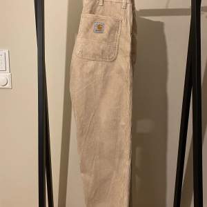 Carhartt simple pants. Beige, storlek 31/32. Bra skick. Nypris 1400kr. Köparen står för frakt. 