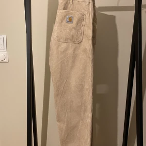 Carhartt simple pants corduroy  - Carhartt simple pants. Beige, storlek 31/32. Bra skick. Nypris 1400kr. Köparen står för frakt. 