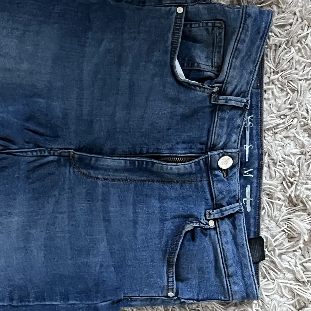 Blåa jeans från bikbook i storlek m, säljer då det inte är min stil längre💗💗köparen strå för frakt . Jeans & Byxor.