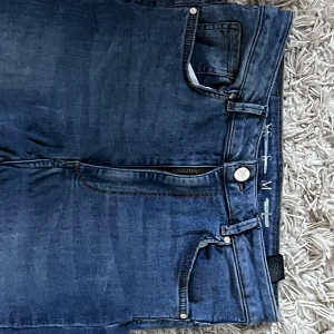 Fina jeans från bikbook - Blåa jeans från bikbook i storlek m, säljer då det inte är min stil längre💗💗köparen strå för frakt 