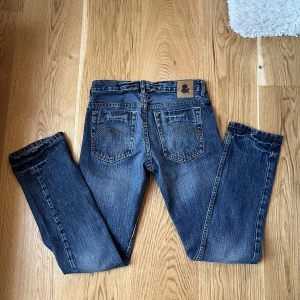 Lågmidjade jeans  - Så fina lågmidjade jeans, de är straight och har så cool detalj på fickorna! Storlek står inte men skulle säga att de passar Xs/s